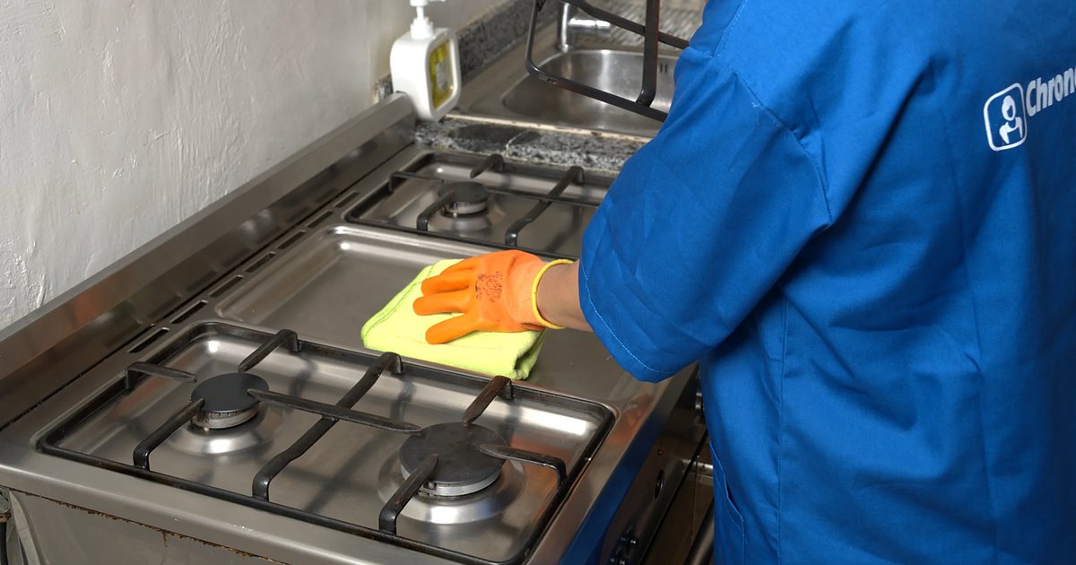 Plaques de cuisson et cuisini&egrave;re : d&eacute;graisser sans rayer