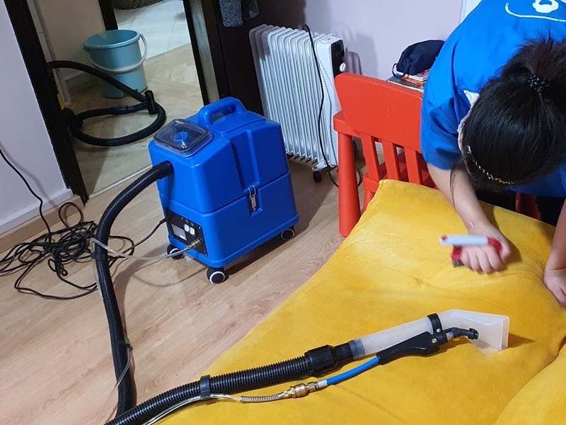 Machine d'injection-extraction et coussin en tissu en cours de nettoyage